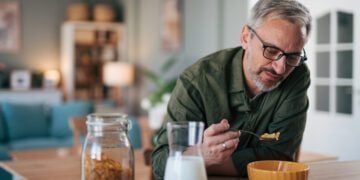 How Mindful Eating Can Help Your Waistline As You Age